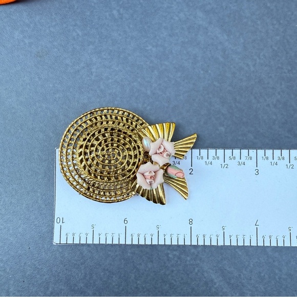 Vintage 1928 co. Victorian Gold Hat Brooch with Delicate Porcelain Rose Flowers - Picture 8 of 15